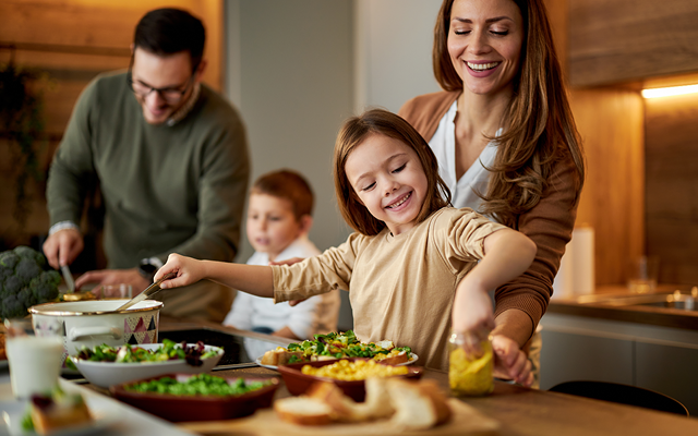 Familie som lager mat med proteiner