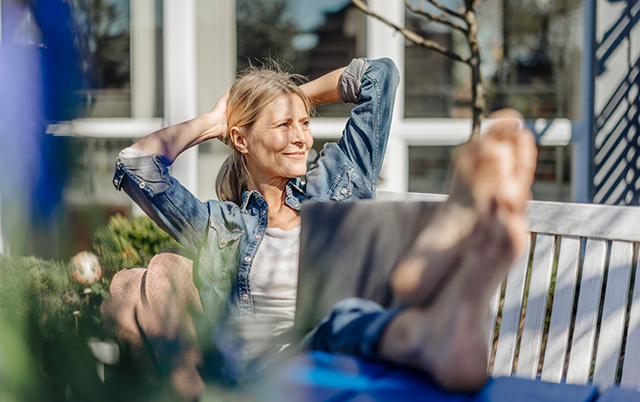 Dame som sitter ute og får D-vitamin gjennom solen