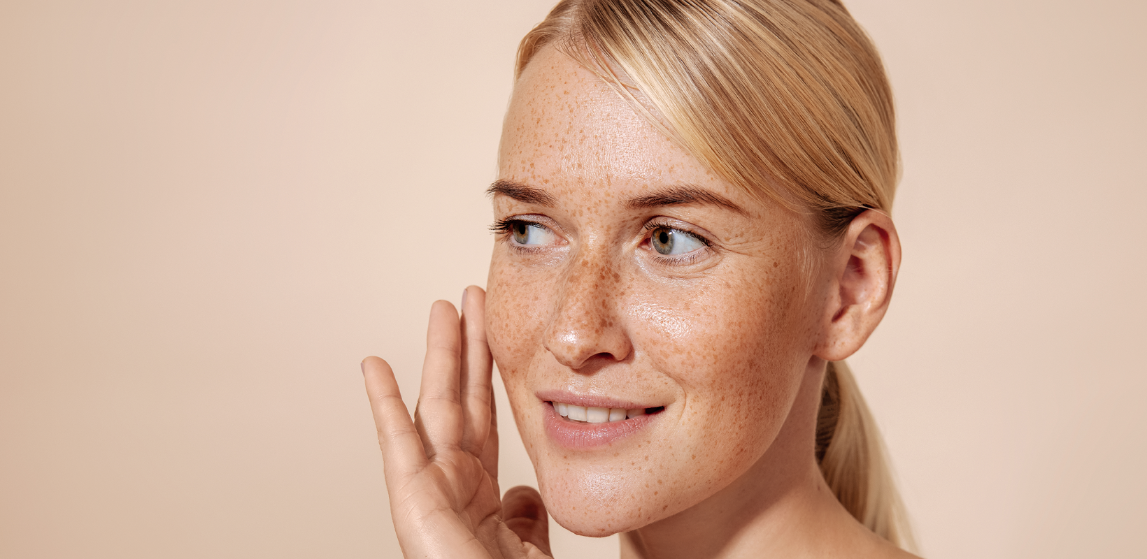 Kvinne med gl&oslash;dende hud