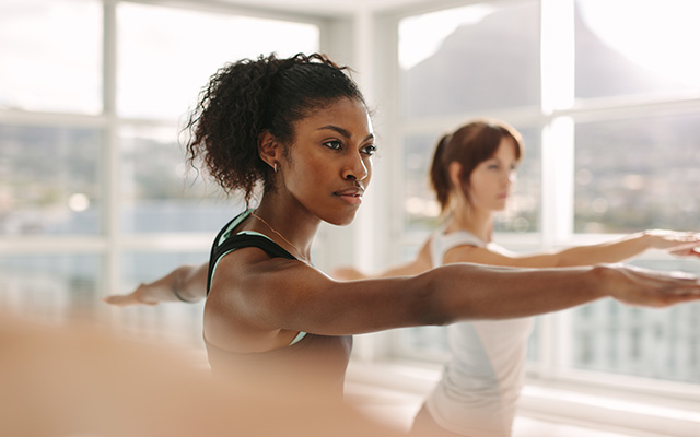 Kvinne som trener yoga og er opptatt av wellness og longivity