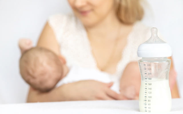 kvinne ammer baby