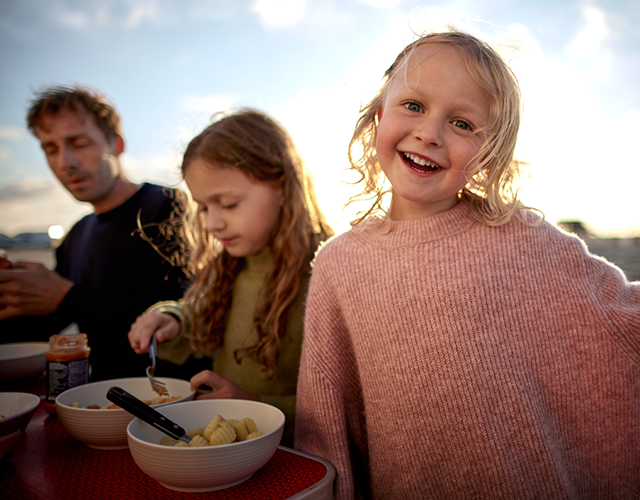 Et bord fyllt med gr&oslash;nnsaker: gulr&oslash;tter, tomater, salat, paprika, avokado.