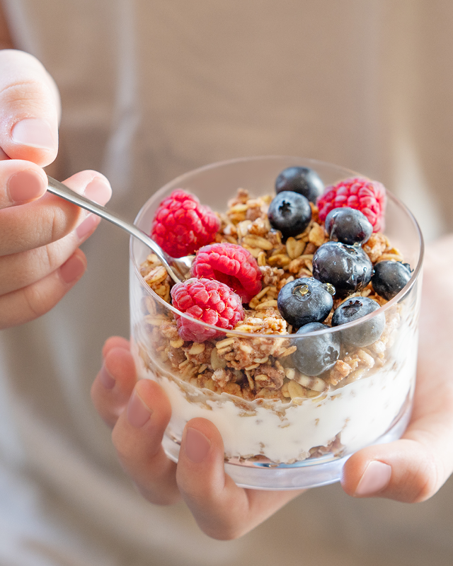 Tips til proteinrik frokost, yoghurt eller Skyr med b&aelig;r og en h&aring;ndfull n&oslash;tter