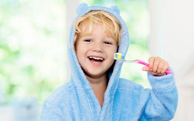 Liten gutt som pusser tennene
