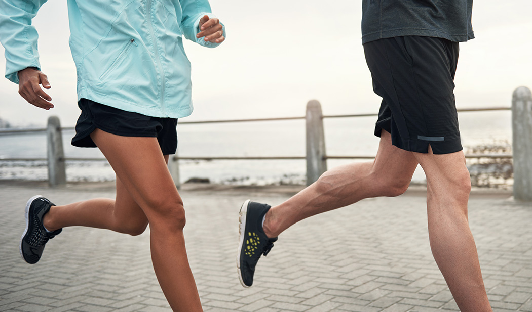 urinlekkasje under trening, to personer som jogger