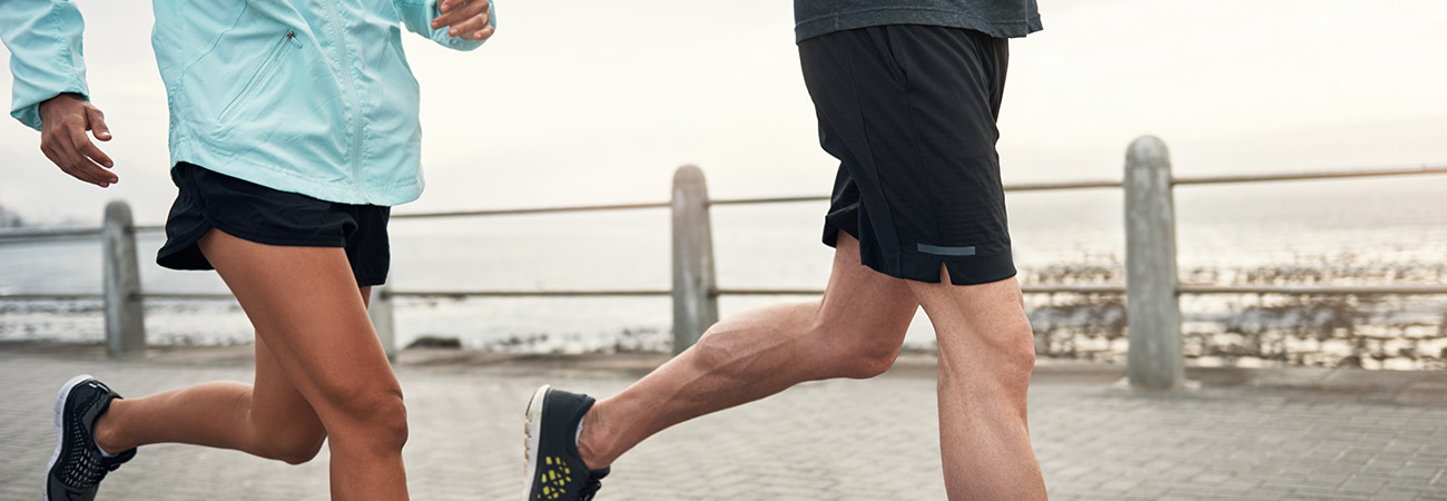 urinlekkasje under trening, to personer som jogger