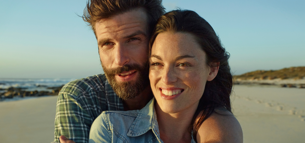 Mann somholder rundt kvinne