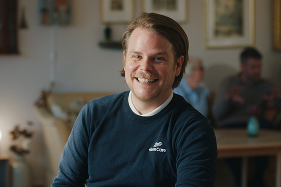 Eldre dame får hjelp av en sykepleier fra Boots HomeCare