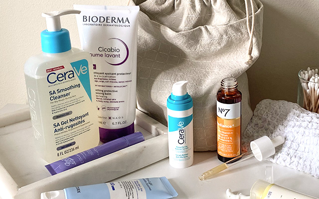 Flere ulike hudpleieprodukter på badet: CeraVe, No7, Cosrx, Boots m.m