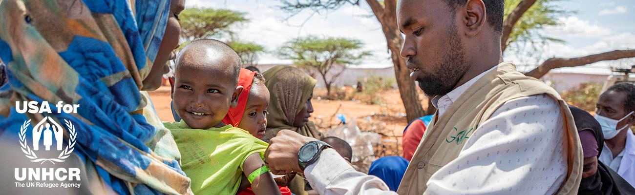liten gutt som får vaksine