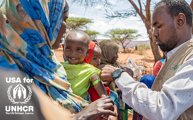 liten gutt som får vaksine