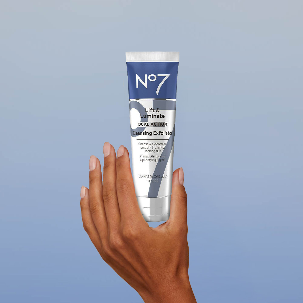 No7 Lift & Luminate Rens exfoliator