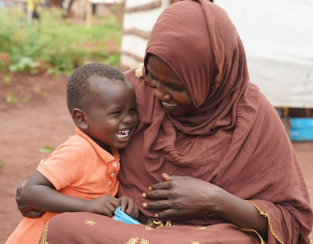 sønn og mor som smiler