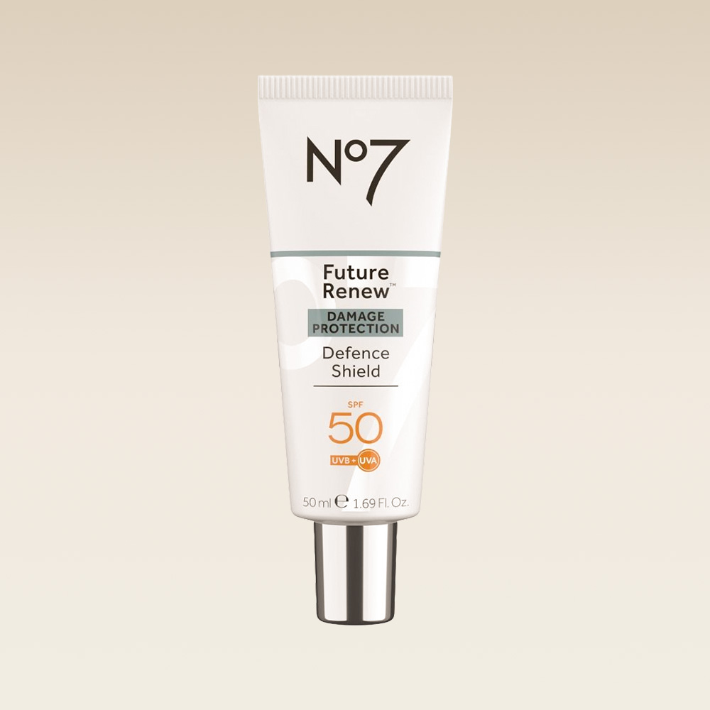 No7 Future Renew Defence Shield SPF50 hos Boots Apotek