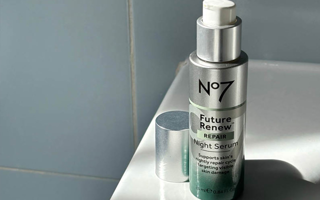 No7 Future Renew™ Night Serum - Reverserer synlige tegn på hudforandringer mens du sover.