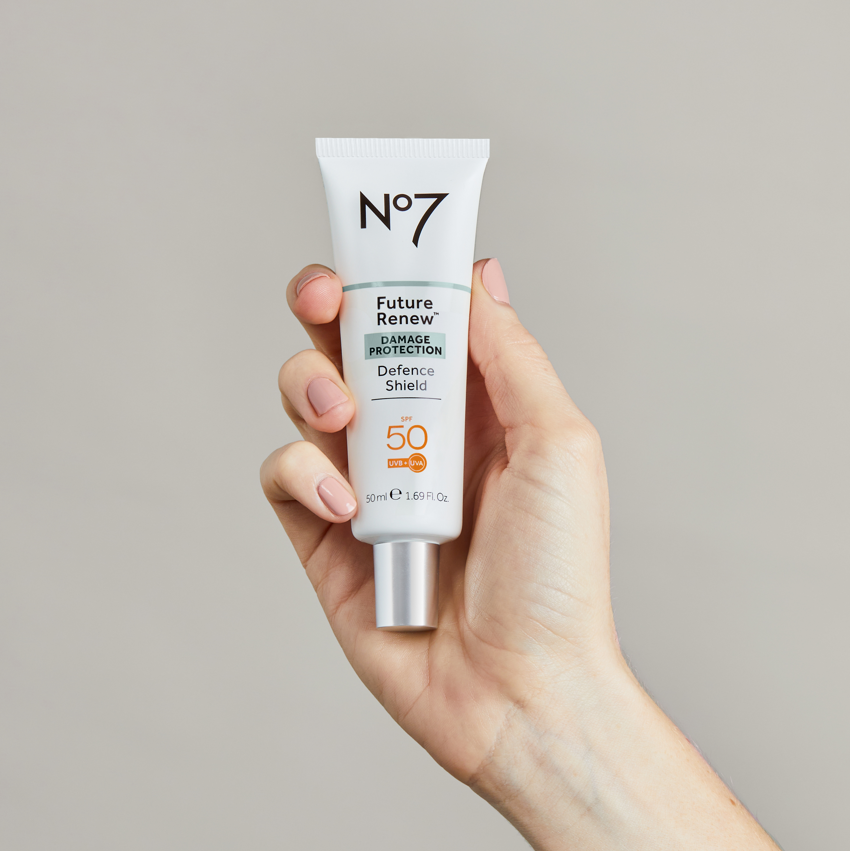 No7 Future Renew Defence Shield SPF50 hos Boots Apotek