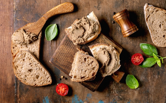 Grov brødskive med leverpostei som har mye jern