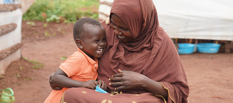 sønn og mor som smiler