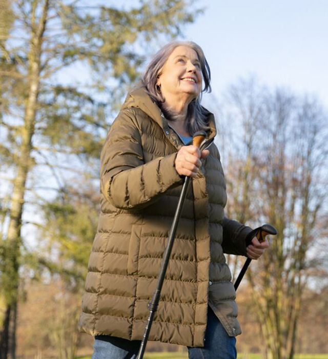 Dame med diabetes p&aring; tur i skogen