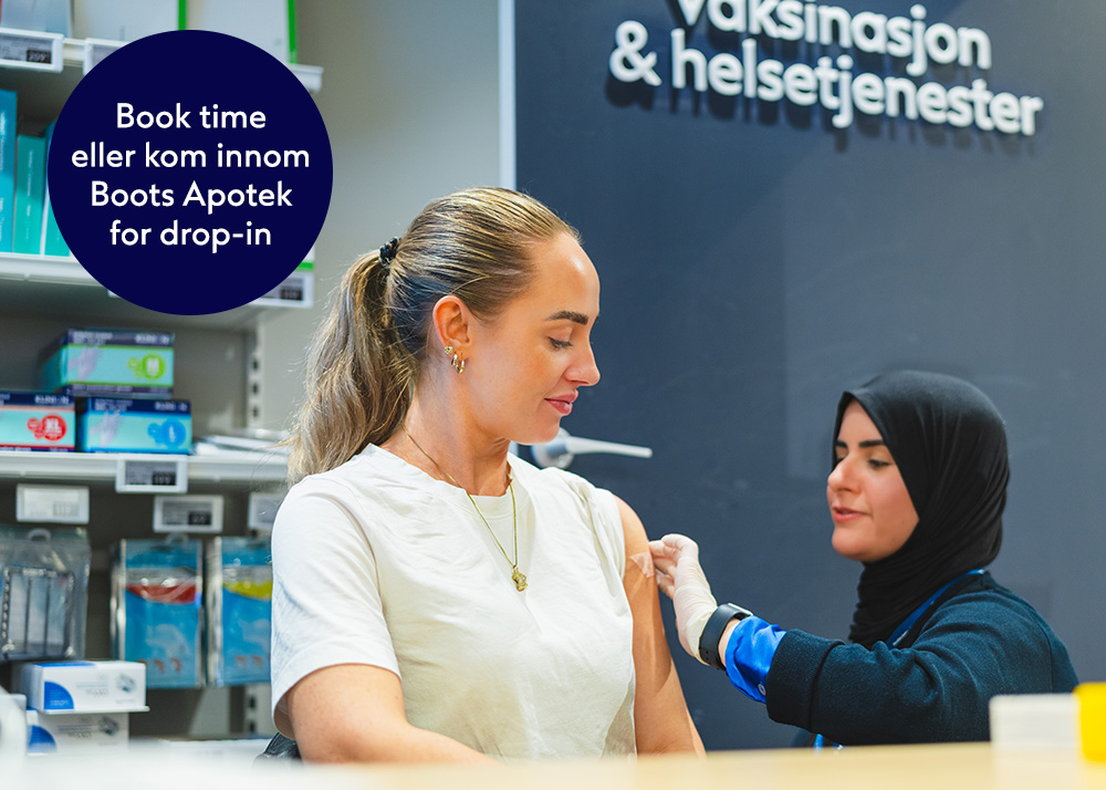 farmasøyt setter influensavaksine i apotek